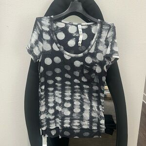 Lululemon tee. Size 6.